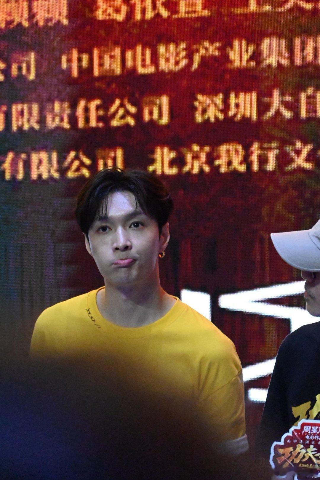 张艺兴回应肿脸特效妆兜不住真口水星爷问“你怎么有这么多口水”的时候，张艺兴那个表