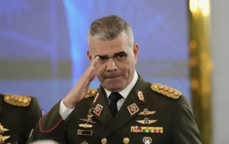 委内瑞拉突然宣布了。
1月3日凌晨，委内瑞拉国防部长洛佩斯在视频里说，美国的军机