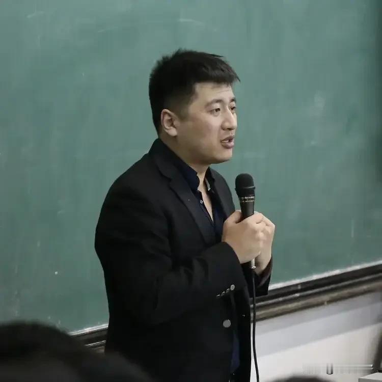 全家学历我最高，工资却最低，为啥？
 
大家发现没有，现在不少人自嘲学历全家最高