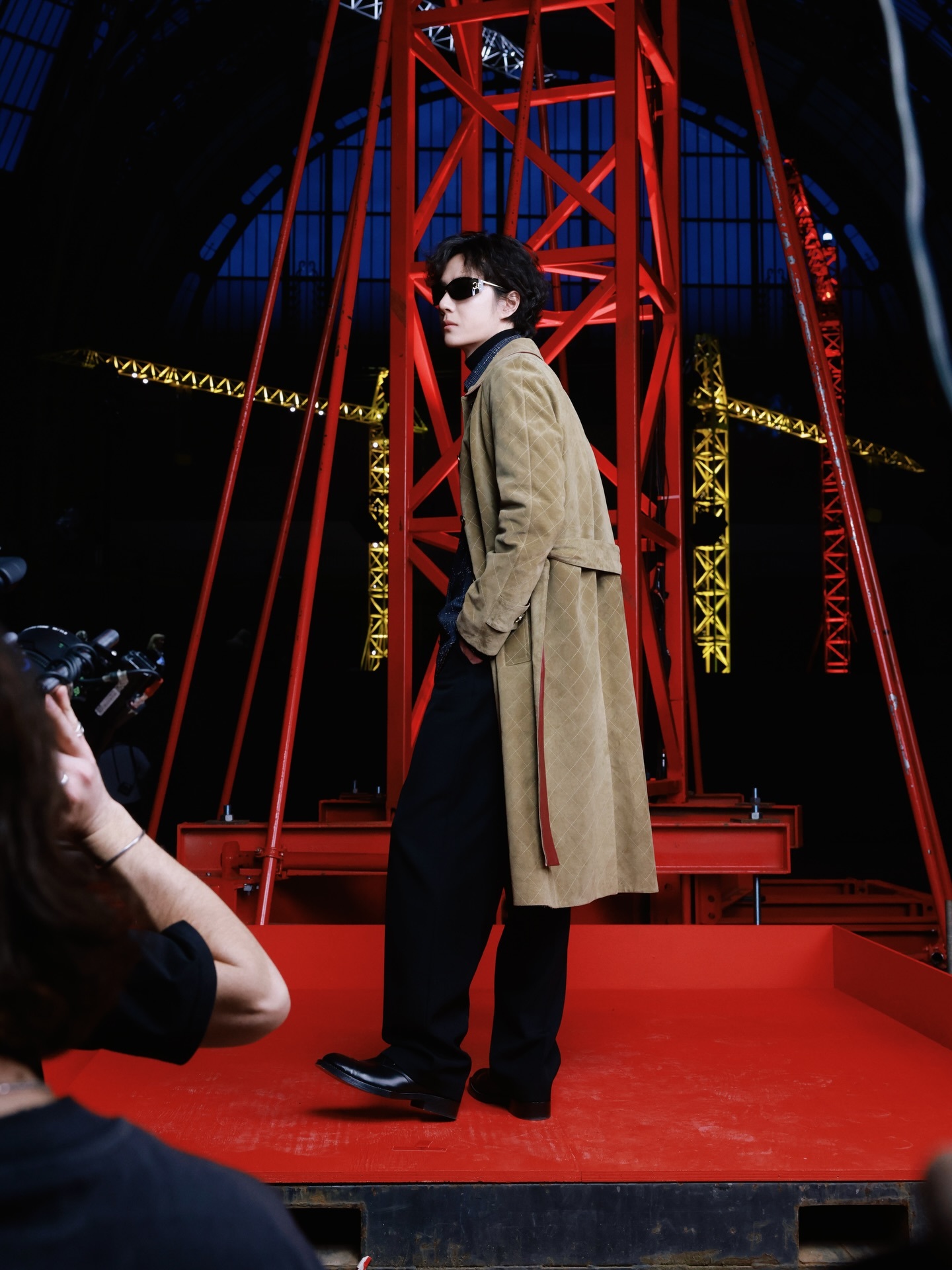 王一博 x CHANEL F/W 2026 RTW酷boy王一博的一张秀场抓拍 