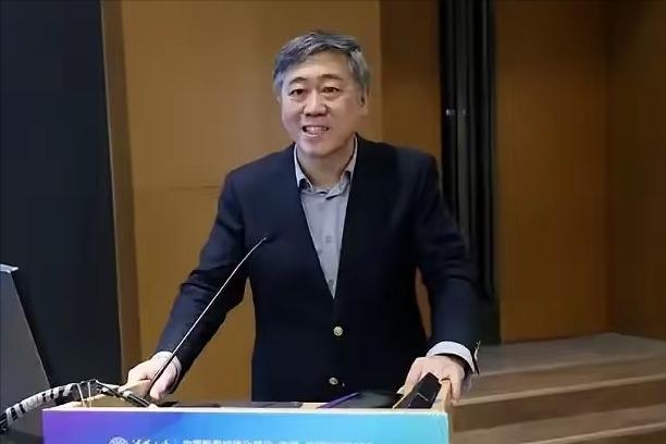 清华的李稻葵把话说得很直白：别再拿财政吃紧当挡箭牌，把提高农民养老金的事一拖再拖