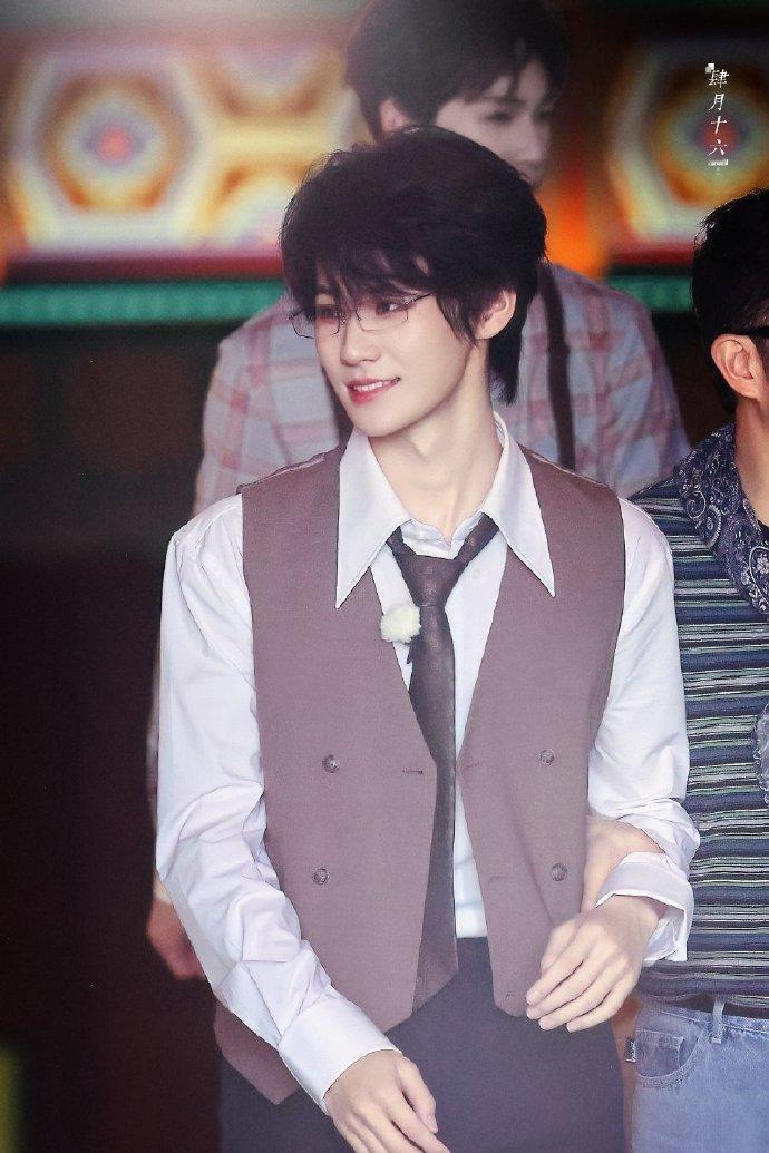 张真源这孩子能处张真源暖心鼓励太戳心了！开思源焦虑失眠犹豫怯场不敢登台，他一句干