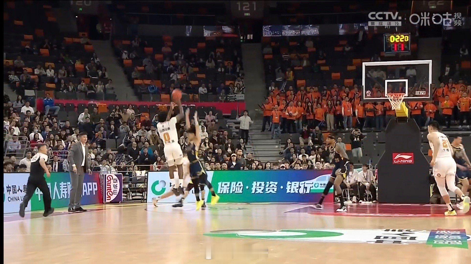 古德温手真硬啊！   