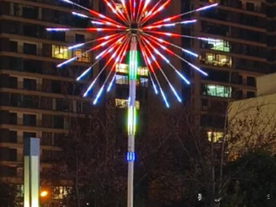 结婚多年，依然同床共枕，但中间却像隔着一条无形的银河。

清晨不再说早安，深夜不