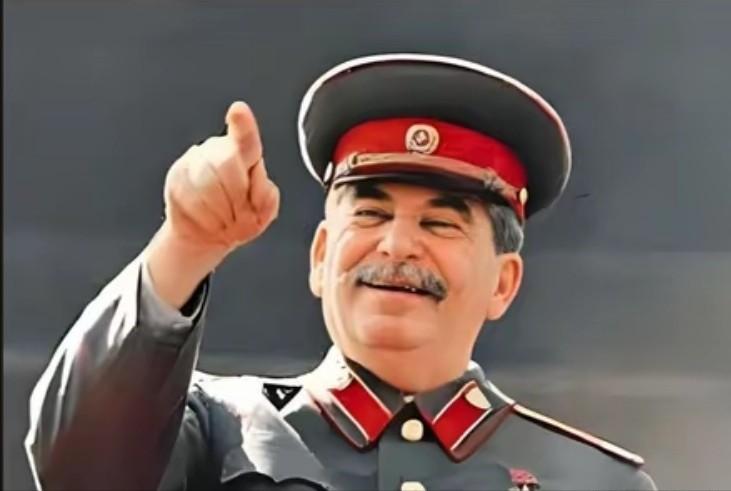 法国思想家雷蒙.阿隆说:

苏联和法西斯并无区别，那里没有政治自由，人民只获得了