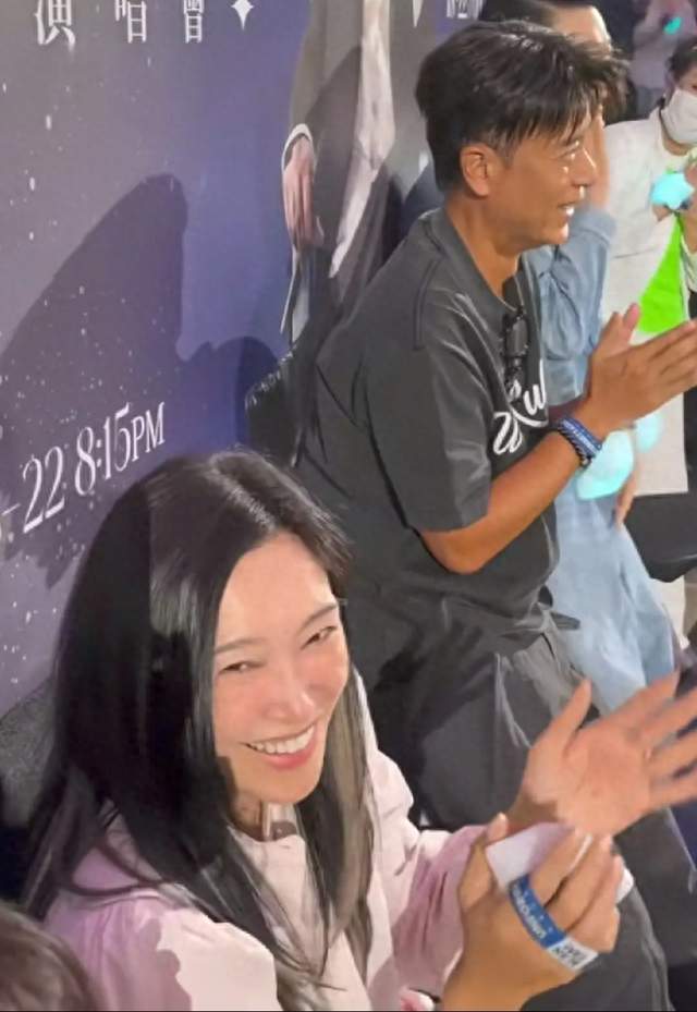 谭咏麟演唱会群星云集，李克勤娇妻艳压全场，袁咏仪素颜引热议