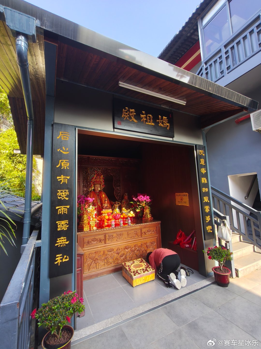 发现厦门这里的佛教寺院也挺有意思的竟然还有供奉妈祖的地方理论上他们完全是两套宗教