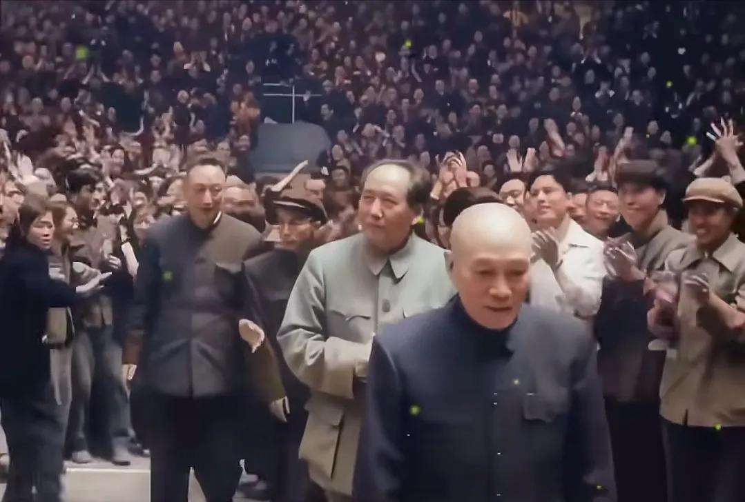 谁能说出这是毛主席参加什么会的场景？前边的光头人士是哪位呢？