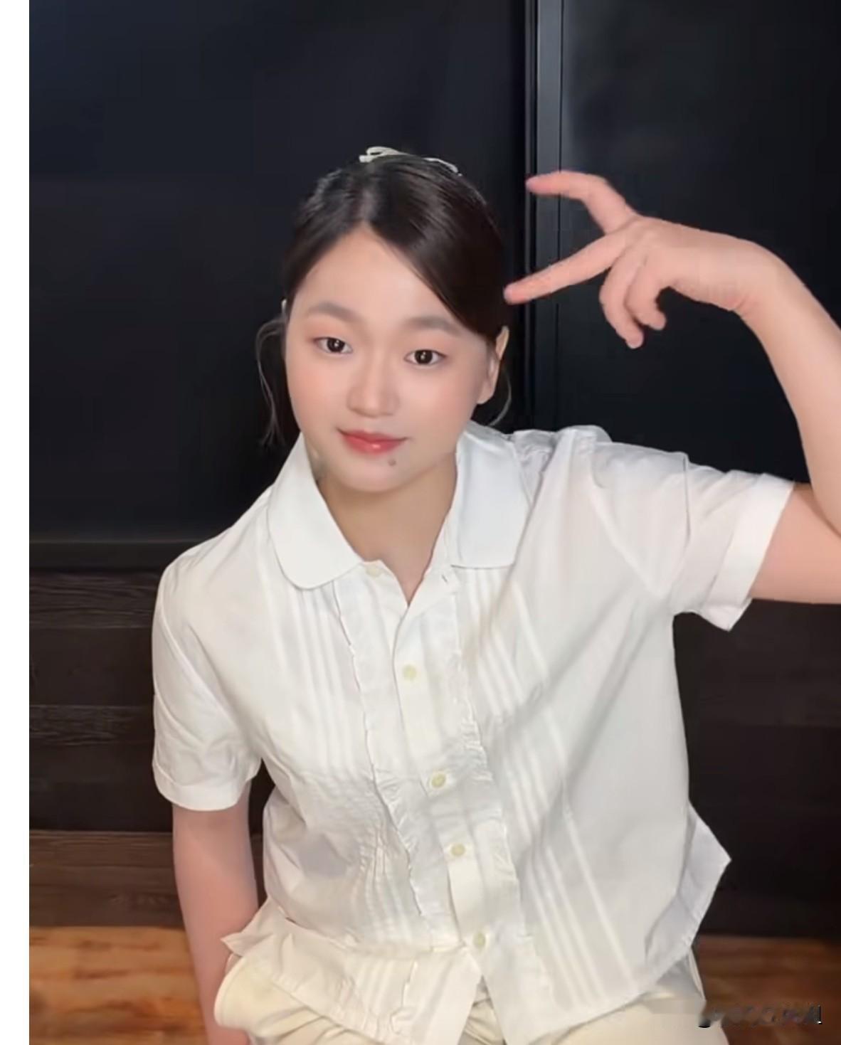 时隔两个多月
全红婵更新社交平台动态
整个人有很大的变化
整个人更漂亮了
化了淡