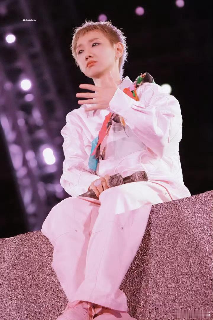 汪苏泷演唱会桃浦万恢复原色汪苏泷演唱会桃浦万恢复原色，粉丝调侃“冷暴力”实为专心