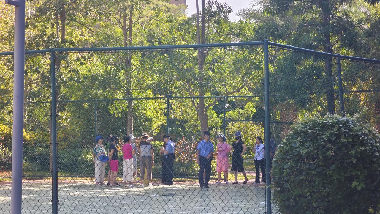 小区里走模特步的，应该是音乐声太大，旁边楼业主报警了。
老年人锻炼延年益寿无可厚
