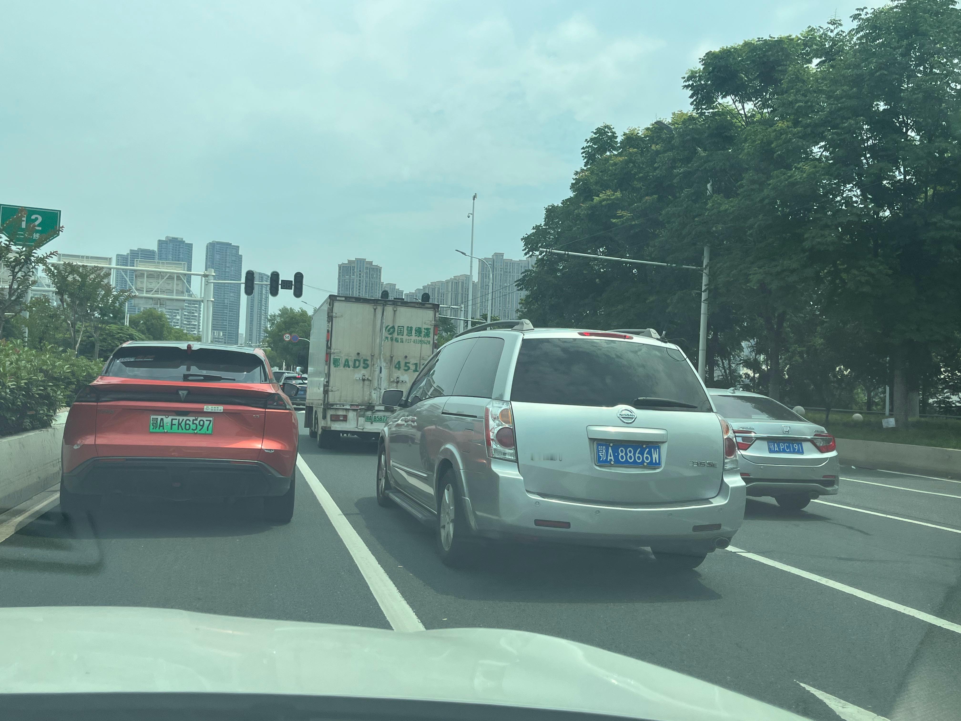 出去看个车，一万多的国产SUV[二哈][二哈] ​​​