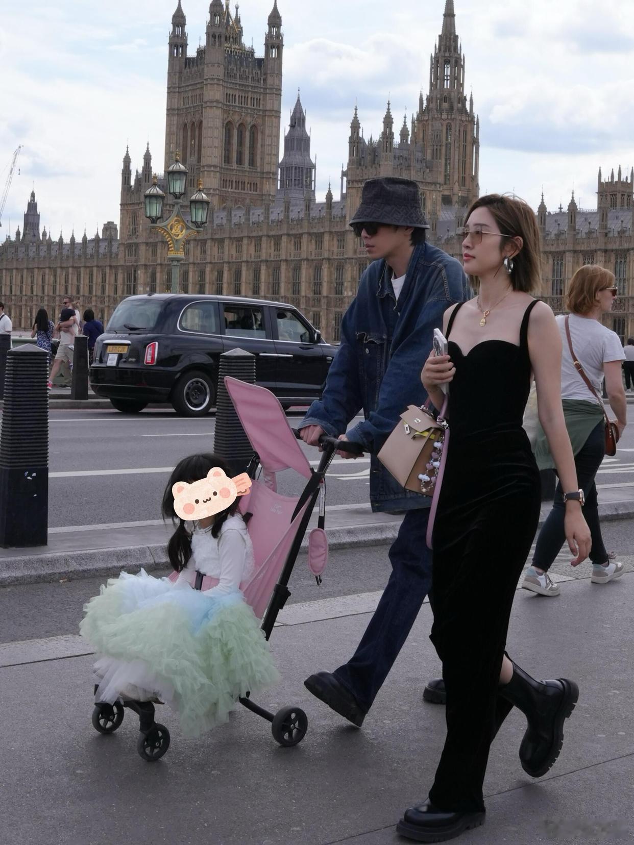 网友伦敦偶遇张若昀唐艺昕了！这张拍的超带感…… ​​​