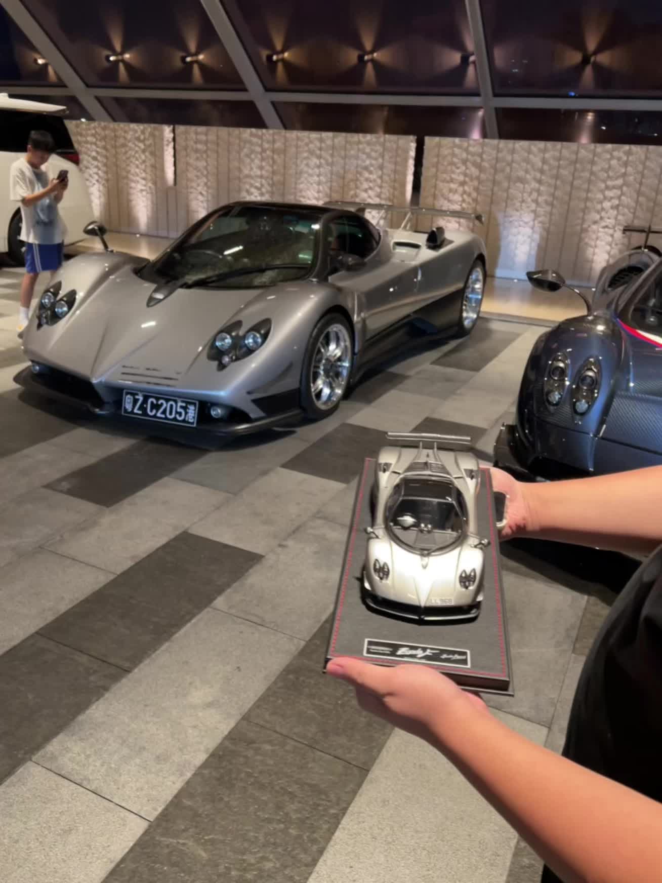 再见76076 新交易到深圳的zonda f 特地带了台1/18的同款...