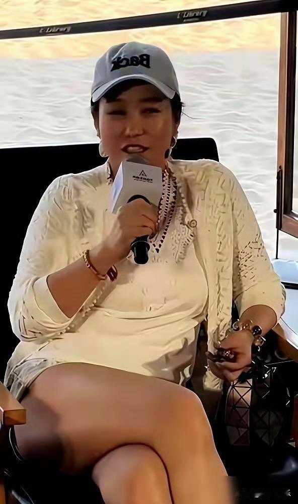 别的女星还在拼命凹造型，郝蕾胖了20斤，黑皮衣一穿，二郎腿直接跷上了