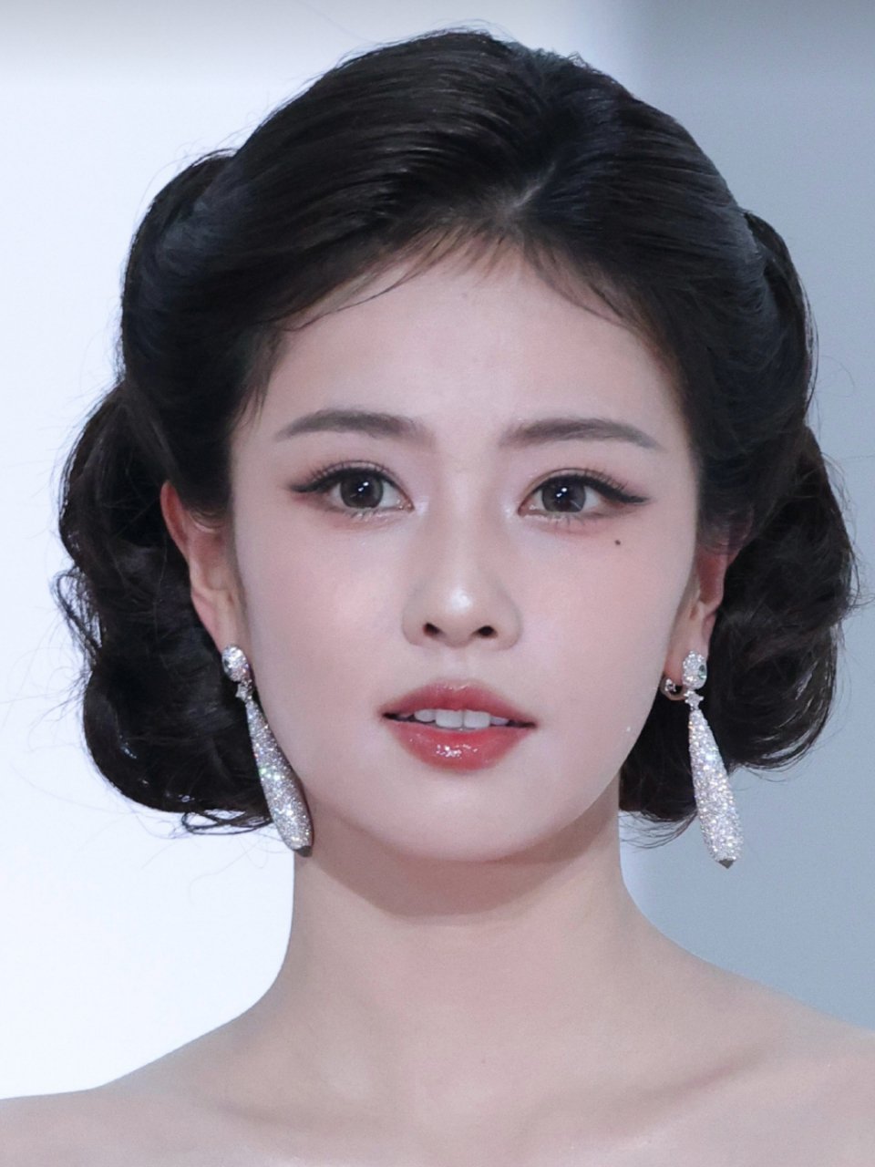 白鹿这张脸，为什么不多接点民国剧？这不妥妥的富家小姐，看一眼，她身上发生多少爱恨