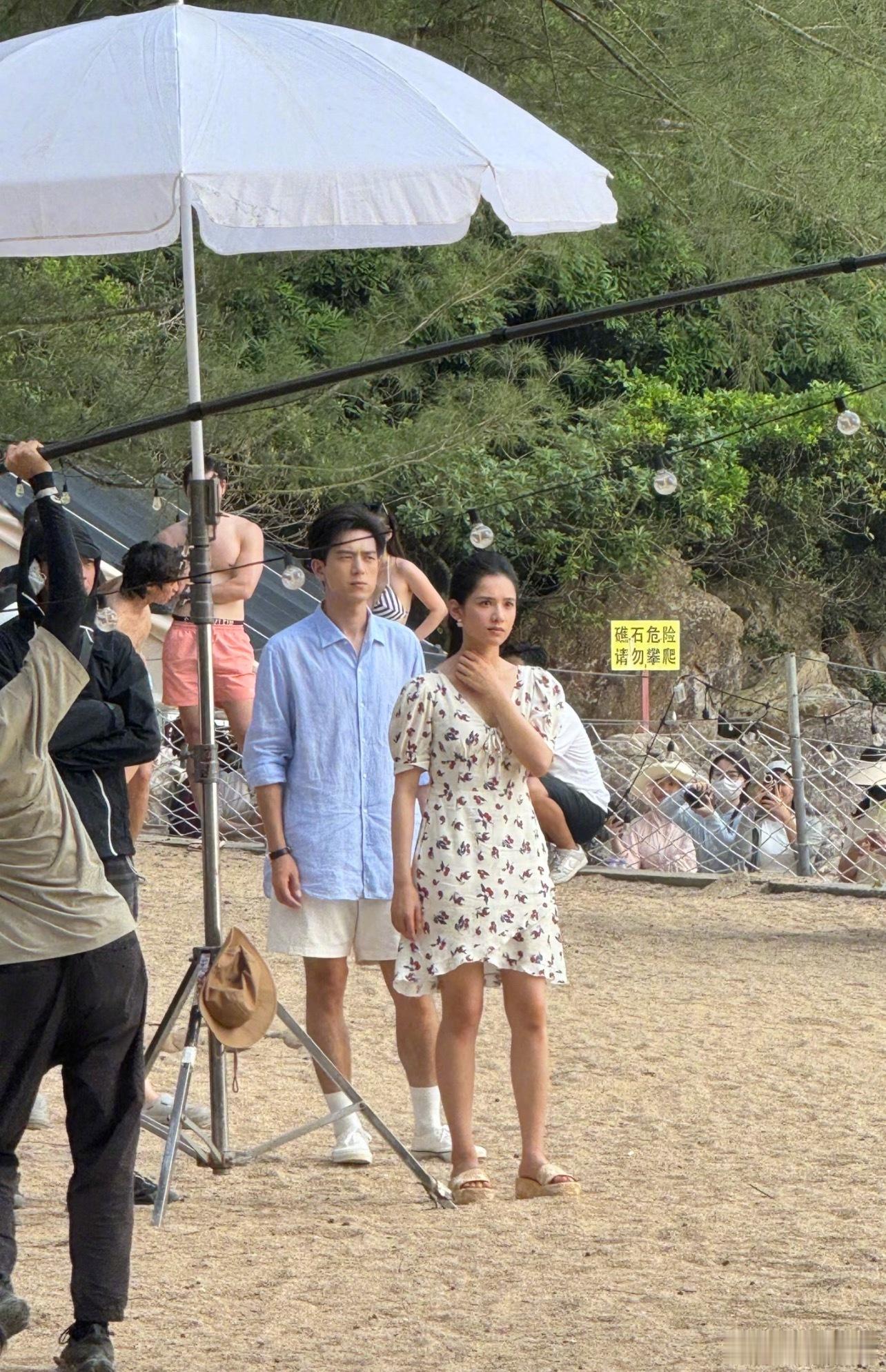 李现、张婧仪《雾里青》同框路透雾里青杀青