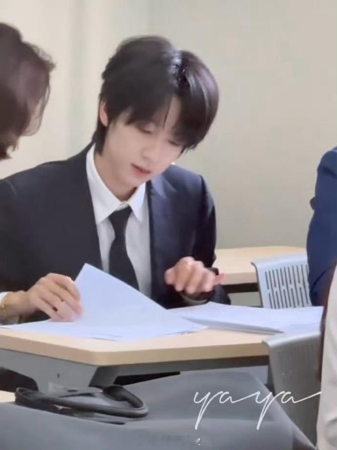 贺峻霖辅导员好命苦贺峻霖辅导员一路护送答辩校园里外人山人海热度爆棚，小贺专注准备