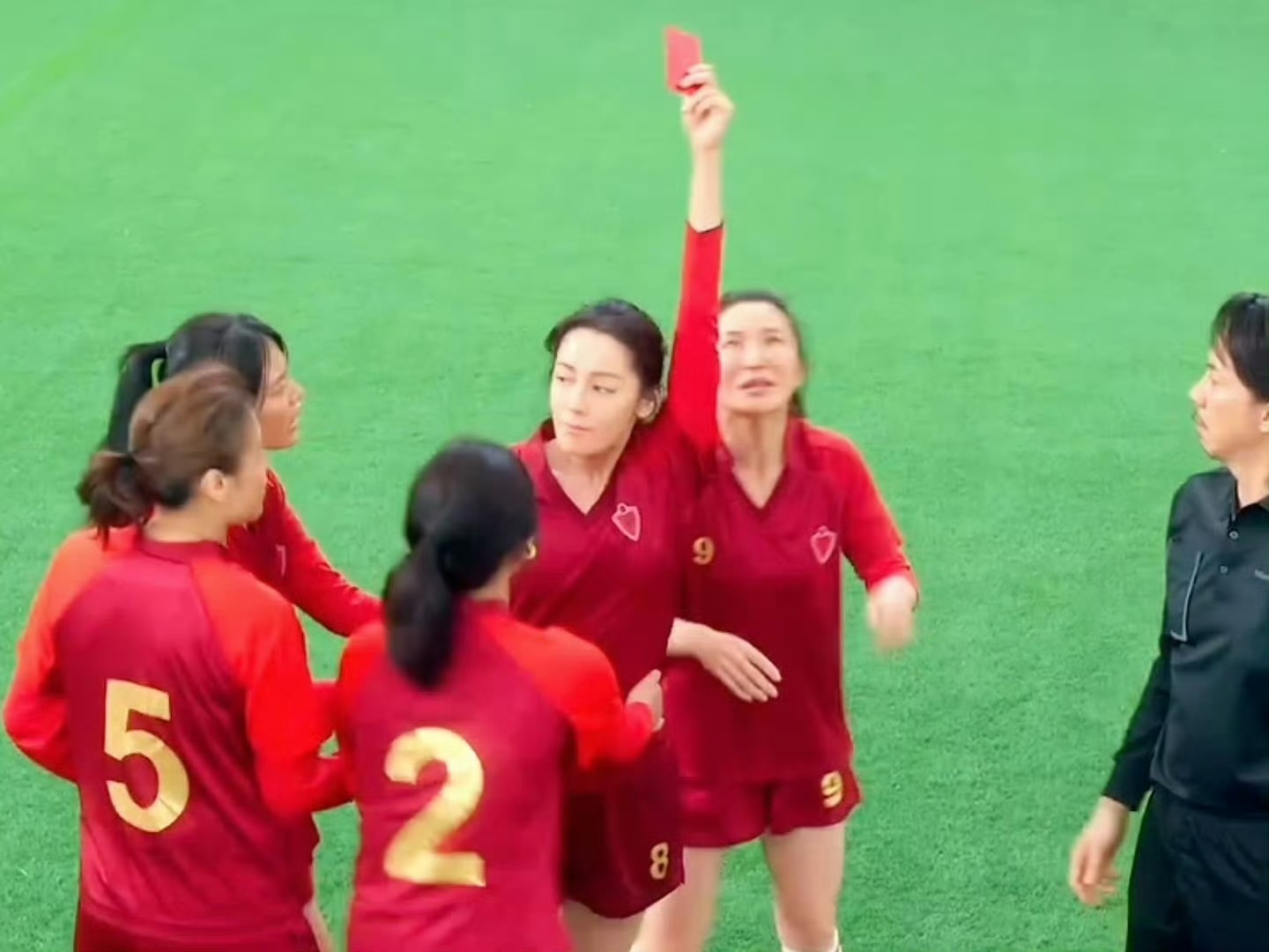 迪丽热巴用上了周星驰的公鸡碗谁被《功夫女足》钰珑的素颜狠狠惊艳到！褪去精致浓妆，