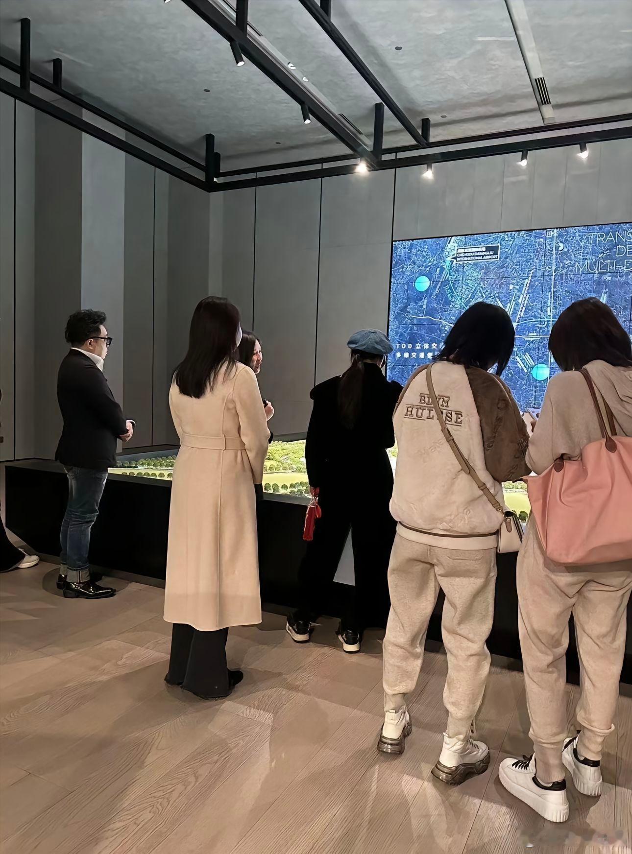 #偶遇黄圣依看房# 黄圣依看房被偶遇，这是打算开始存个人资产了？ ​​​