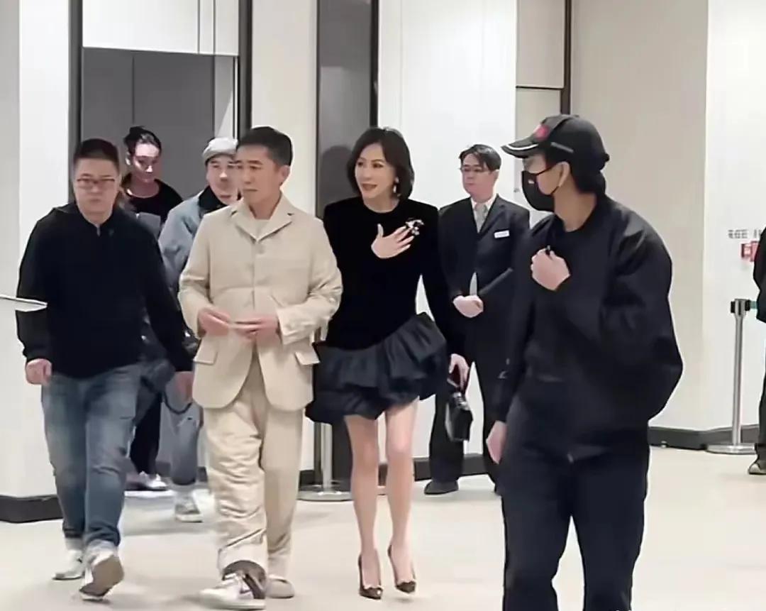 这夫妻俩的反差穿搭绝了！
梁朝伟与刘嘉玲合体现身某电影的首映礼上，梁朝伟穿着厚厚