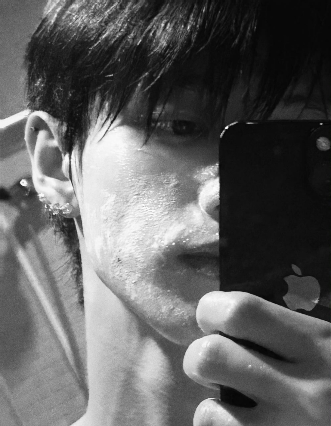 朱志鑫问为什么洗面奶不起泡沫 朱志鑫日常勾引粉丝[你好]对镜自拍的神[打call