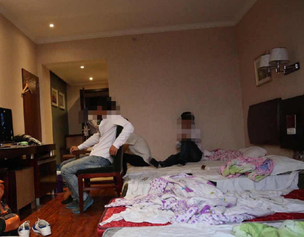 四川，一个17岁的男生去酒吧玩耍，认识了一个比自己大6岁的女子，二人看对眼了还去