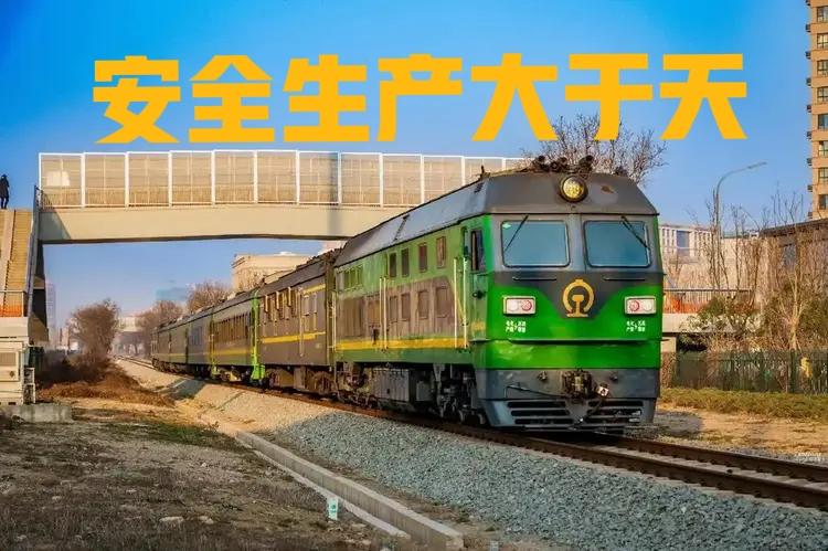 昆明火车撞人事故，应该是进入线路的施工作业人员违规，导致被火车碰撞！

央视新闻