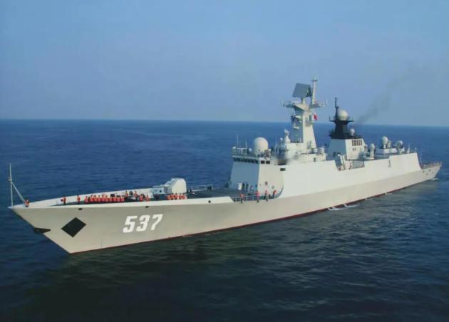 “中国台湾”飞机，立即转向！解放军“宜兴舰”台海霸气驱离，台飞行员弱弱回应。台海