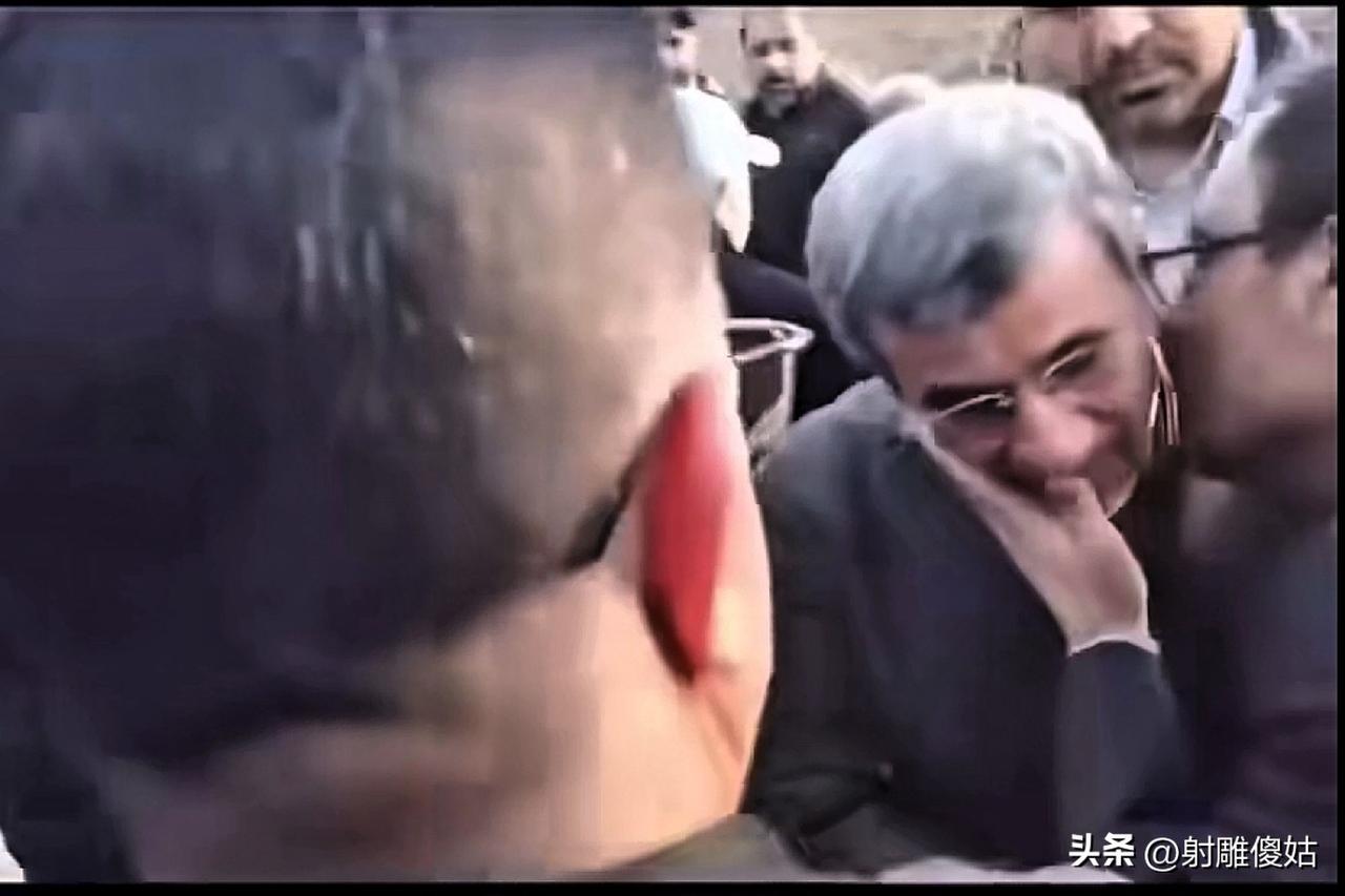 内贾德终于现身了，露面场所在一座烈士陵园，伊朗民众看见久违的对美以强硬派，兴奋之