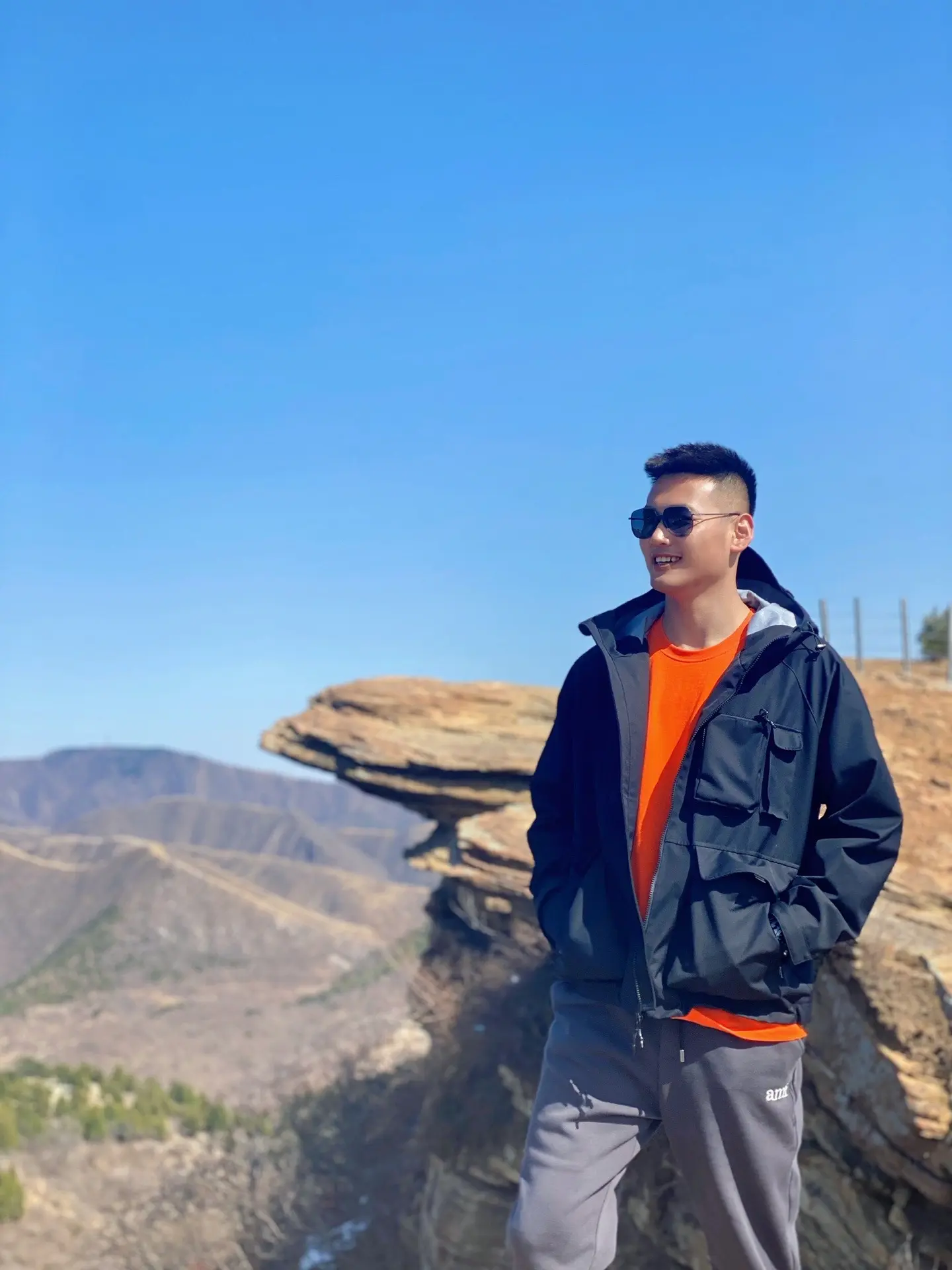 这是不是爬完山的你，天气冷爬山还是打球？96今年多大了？20至30中间...
