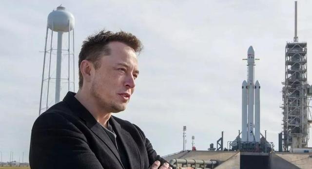 马斯克又出来吓人了，但这回绝不是危言耸听。他预言： 地球 未来最大的坑不是人太多