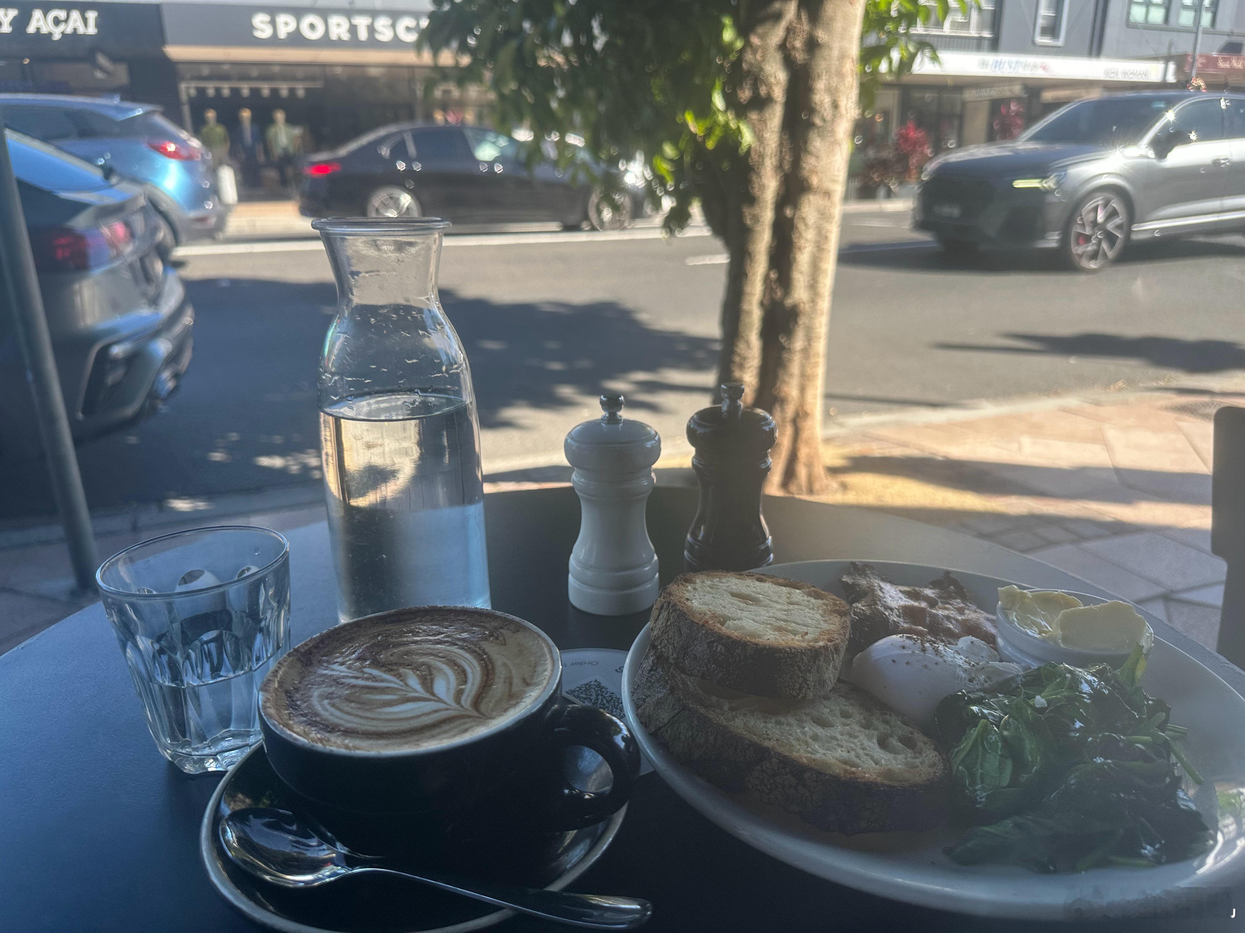 这家的咖啡不错，就是toast太考验牙齿