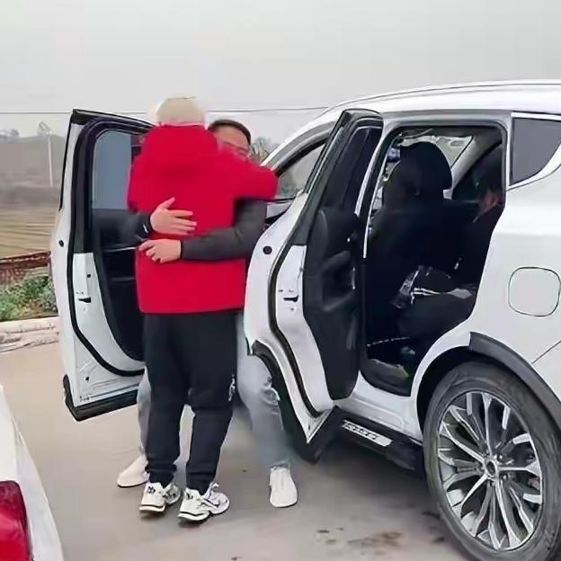 你能想象吗？有人为给赶路的哥哥送饭，竟驾车30公里跑到高速口！这背后究竟藏着怎样