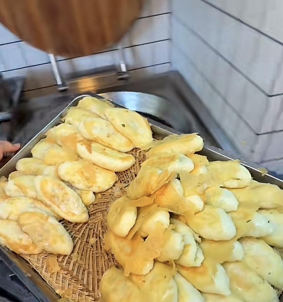 新鲜出炉的黄金色煎饼，香气扑鼻，美味诱人！😋🍳