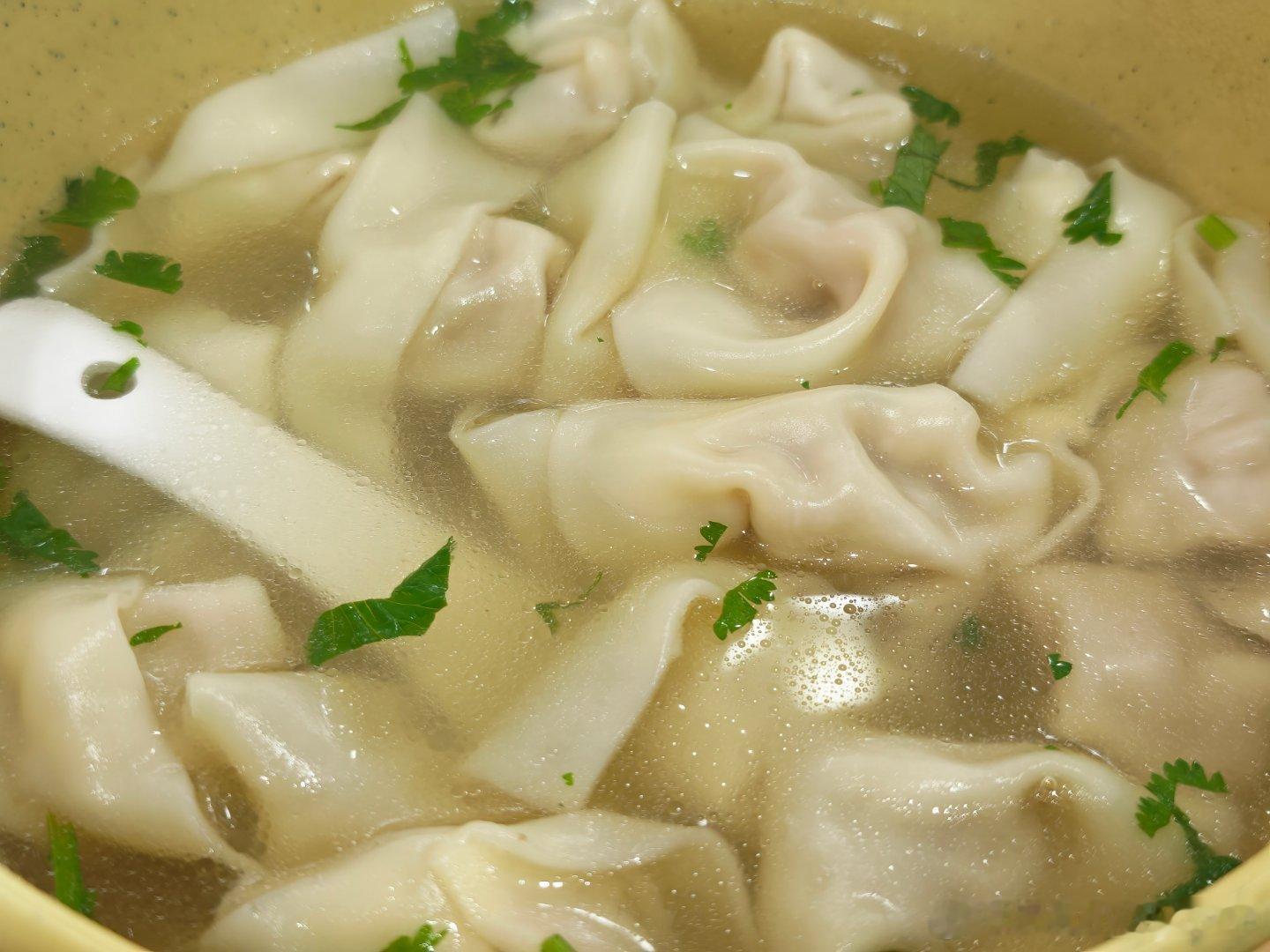来宜兴，每个司机都给我推荐湖父馄饨。今天早饭来吃一顿，人山人海。说实话就是成都随