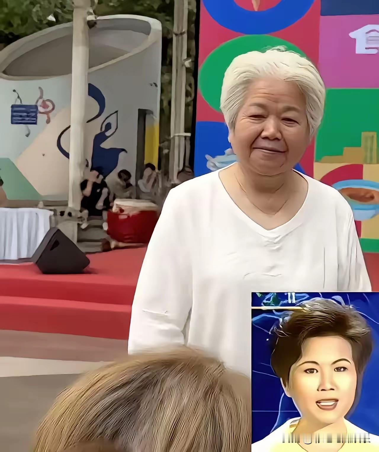 这个满头白发的老奶奶居然是新闻联播主持人邢质斌老师，我们从小看着她长大的，居然变