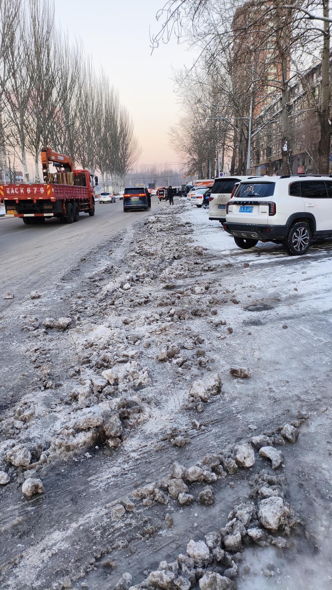 冬季开车务必要注意不要陷入原地打圈！早上发现有个车辆出不来了，原因就是因为车辆是
