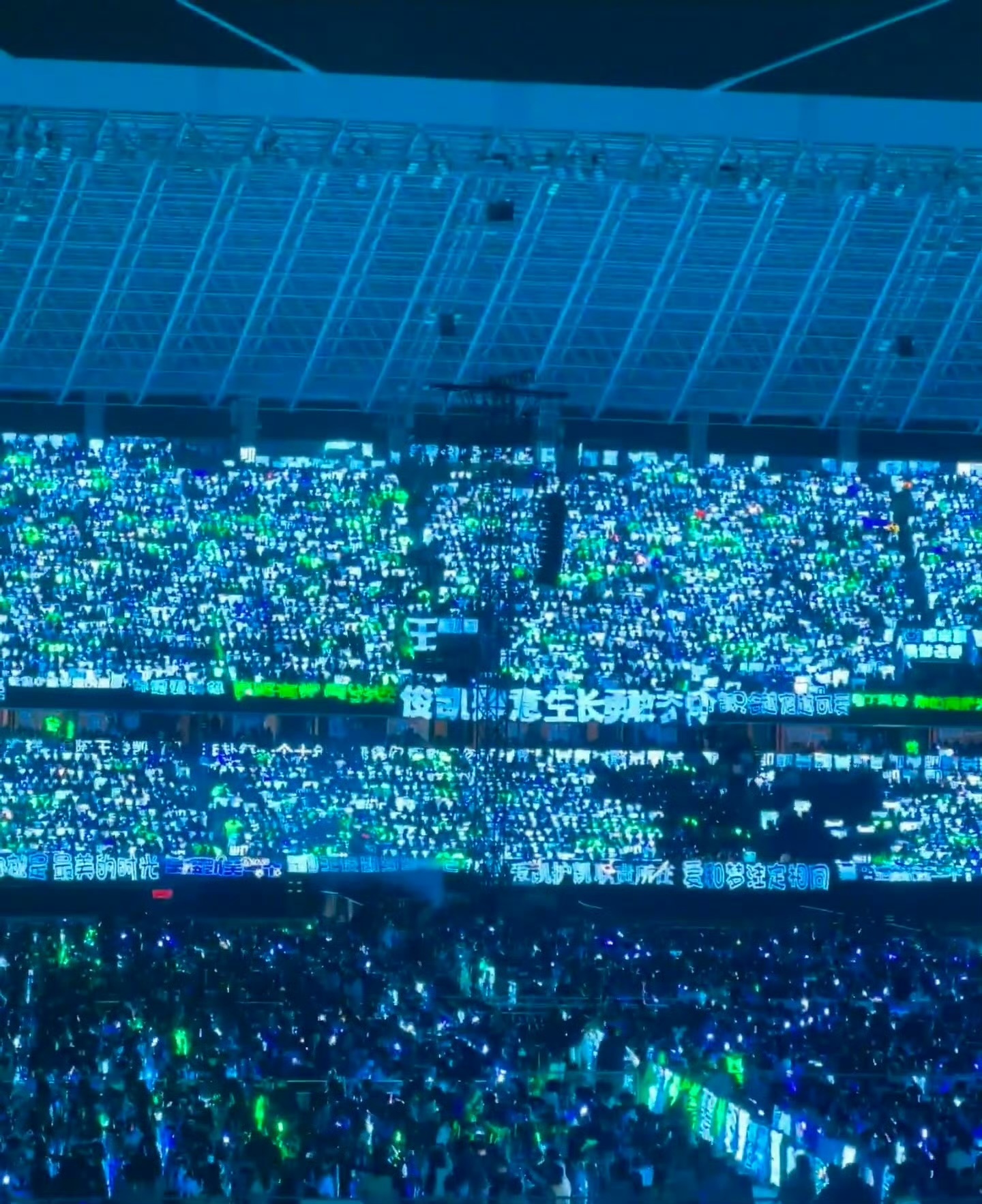 王俊凯QQ音乐巅峰之夜蓝海，蓝色灯牌应援好壮观啊！ 