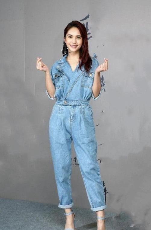 杨丞琳婚后风格大变！穿连体牛仔裤配红卷发，时髦又洋气！ 