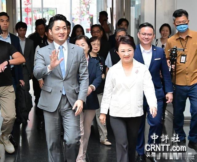 吴思瑶最近讽刺蒋万安把手伸的太长，绿营议员则对准蒋万安管的太多。蒋万安本职工作是