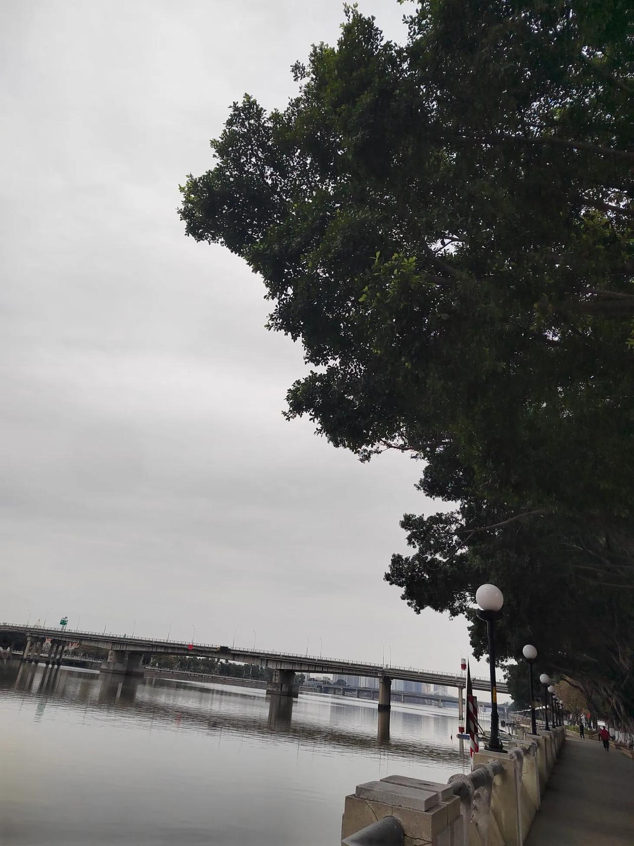 上联：观云观雾观云雾，诚邀下联说天说地说天地。
