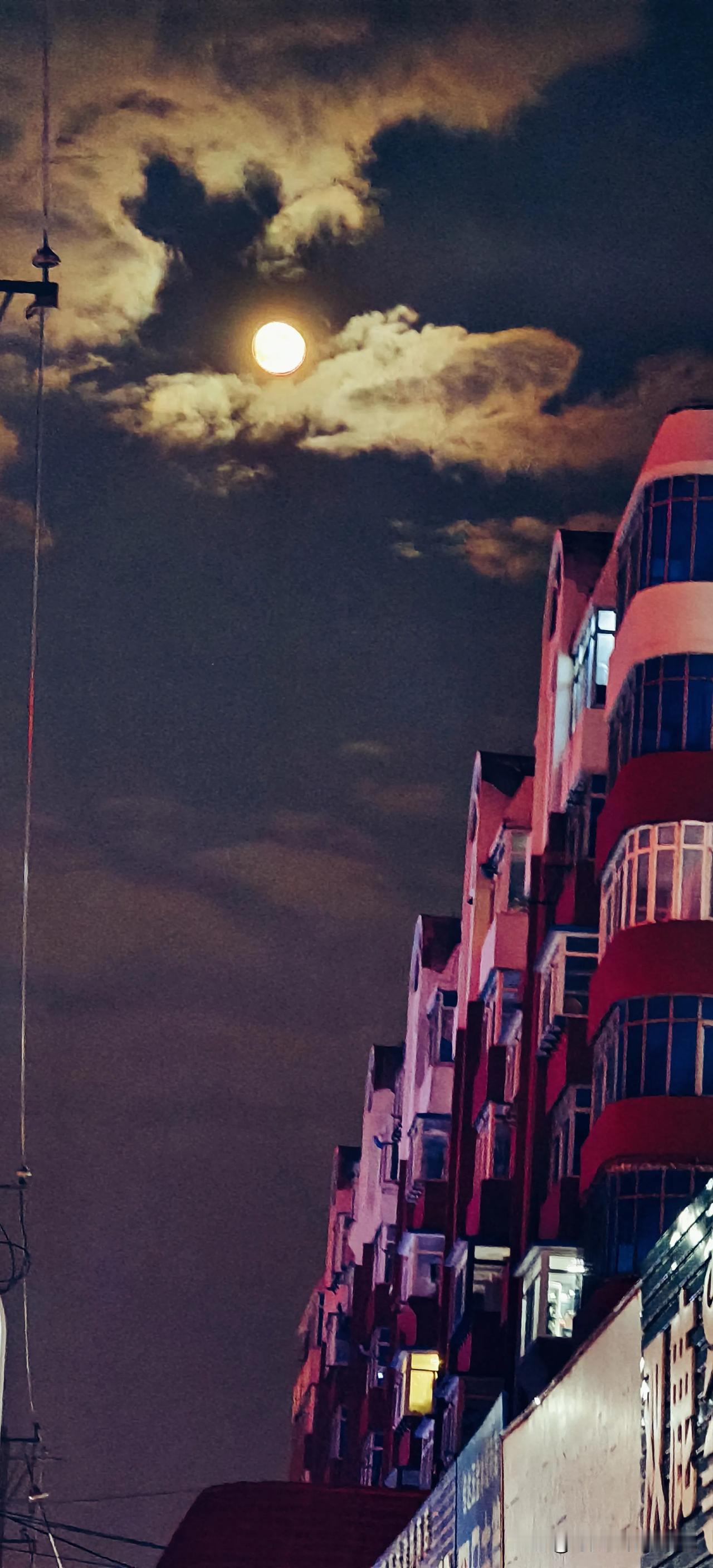 月色如水照云霞