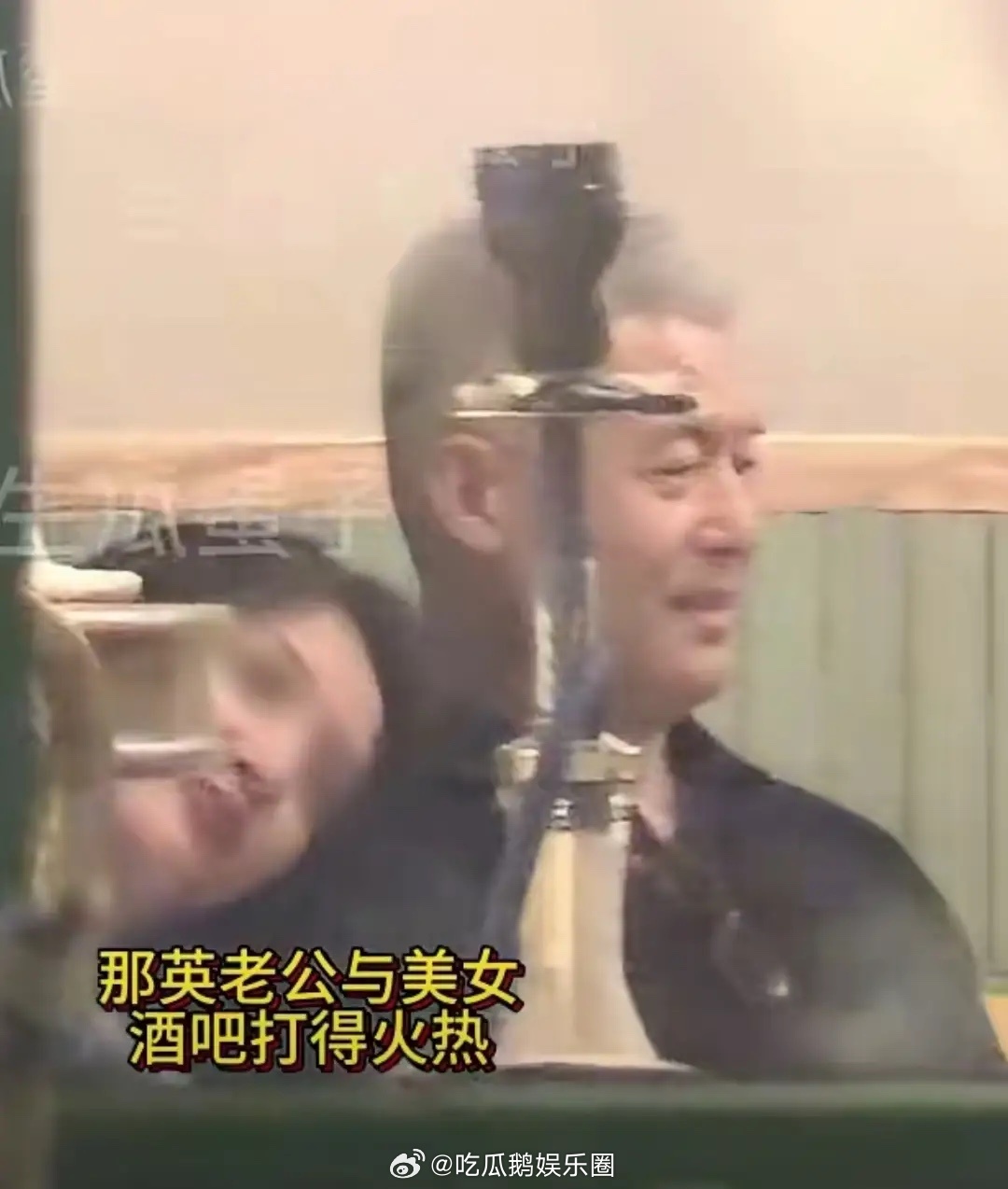 有媒体拍到那英老公和一个女生举止亲密，貌似是出轨了！唉，那姐的感情之路真的是坎坷