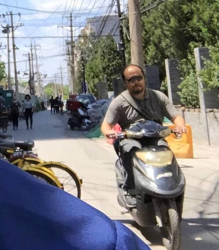 网传窦唯当外卖员视频疯传：3天赚187元，全部拿来买乐器配件
 
网上一段流传很