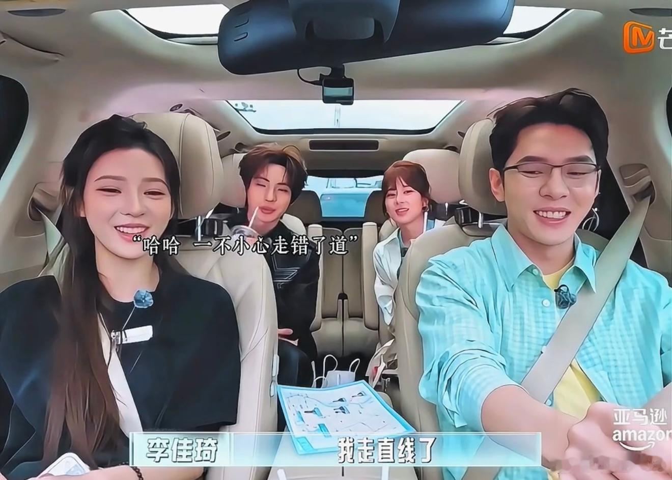 李佳琦人在尴尬的时候真的会笑谁懂李佳琦开车这段笑点密集！一聊天就分心走错路，走错