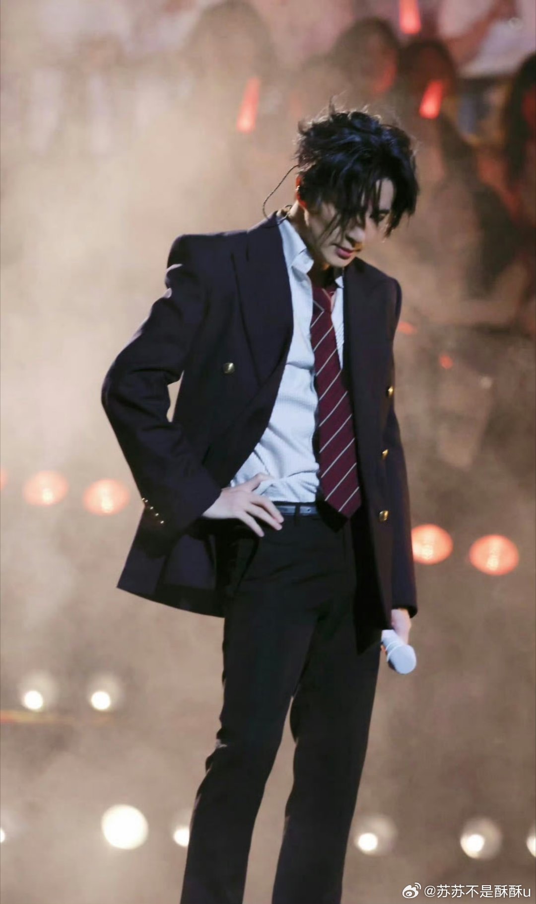 李雨桐要的西装手表现在值多少钱 沛纳海手表最高值3万，蓝色西装仅188元，昔日爱