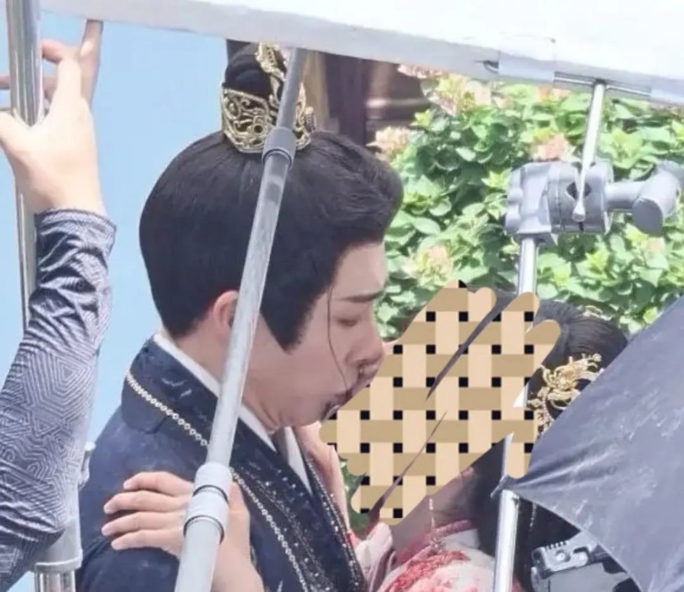 咱就是说，刘宇宁吻戏怎么拍的这么面目狰狞 ​​​