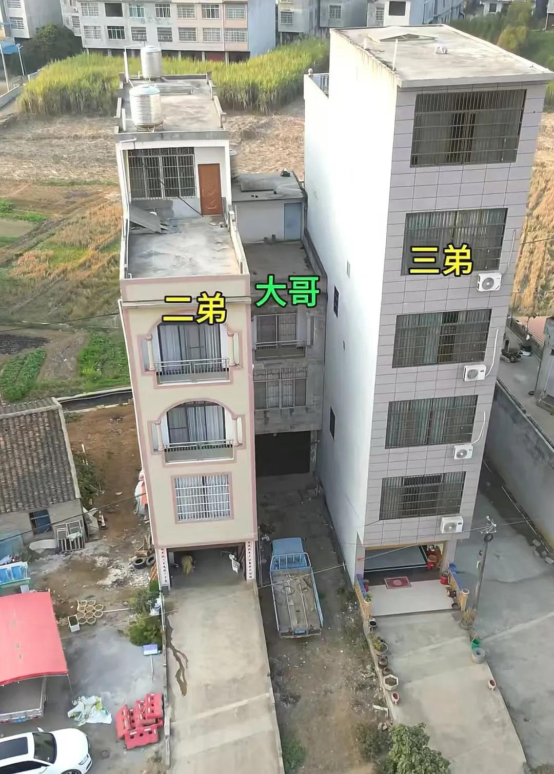 湖南三兄弟的自建房，因并排而建而走红，网友：夹在中间的大哥遭罪了！
这是三栋并排