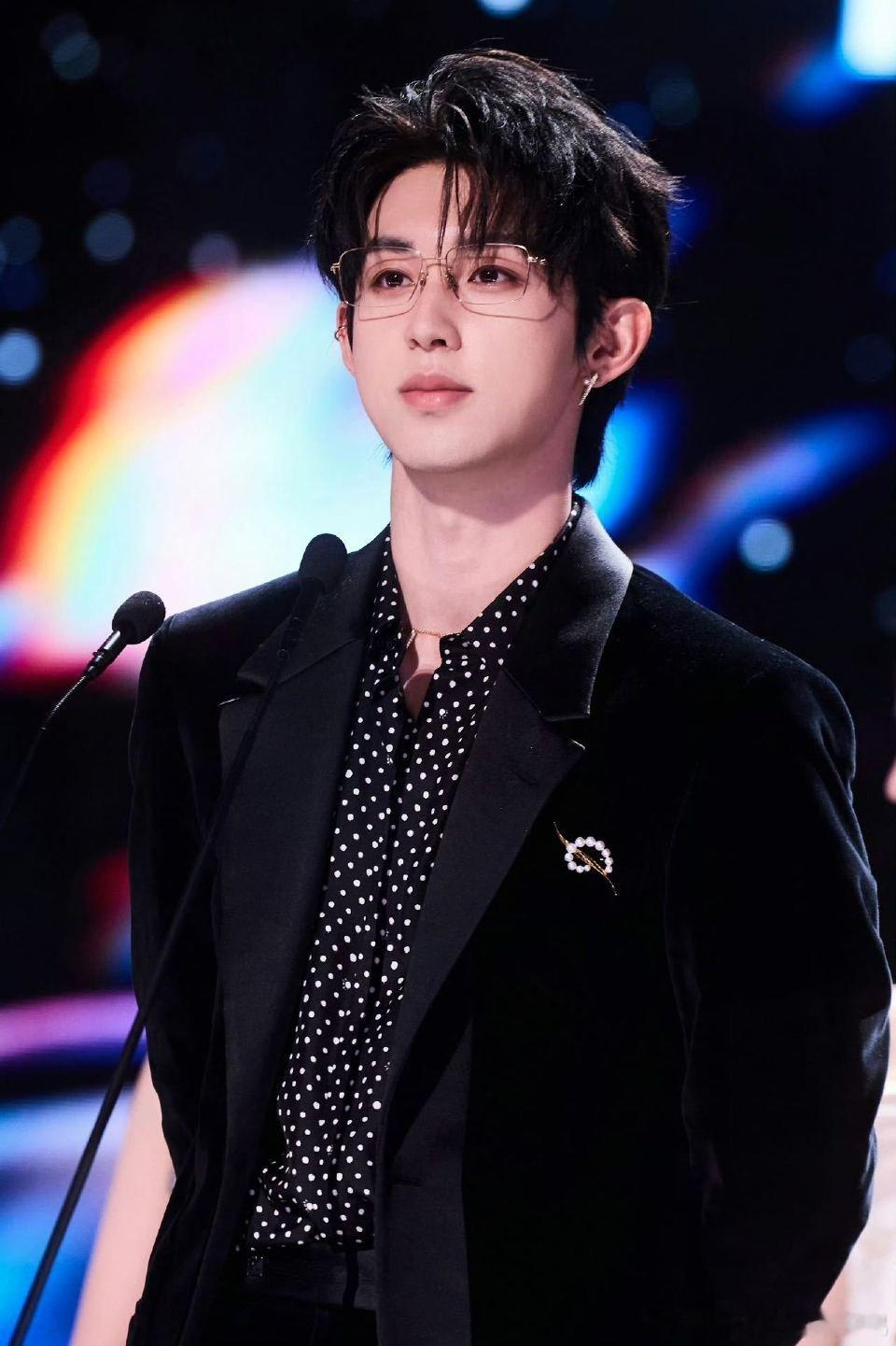 郭俊辰晒尖叫之夜后台合照郭俊辰：本来是来领十佳演员奖的，结果演成了大型面基现场，